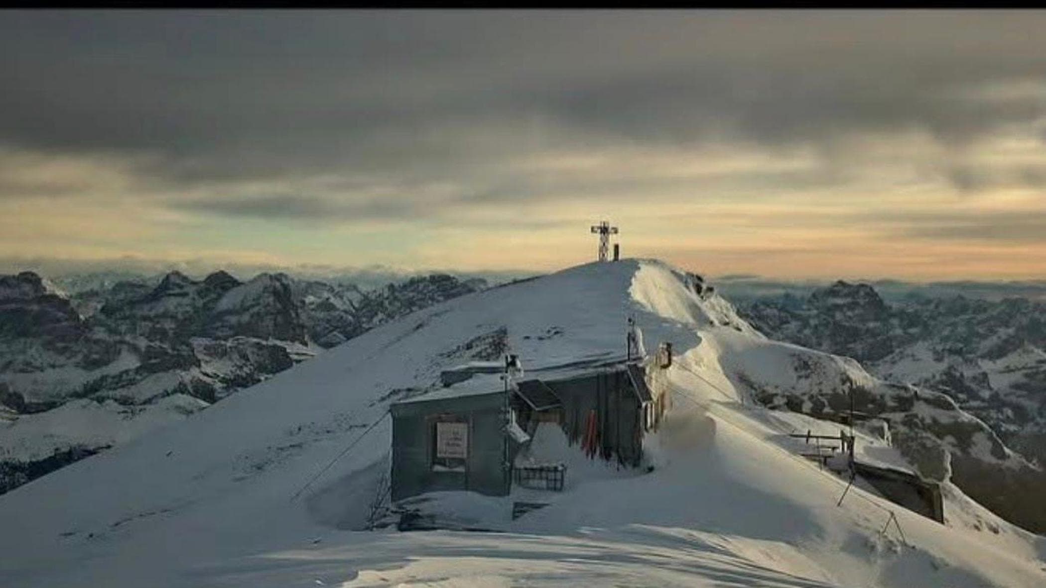 Marmolada, riapre per l’estate la Capanna di Punta Penia: “Abbiamo spalato neve per cinque giorni”