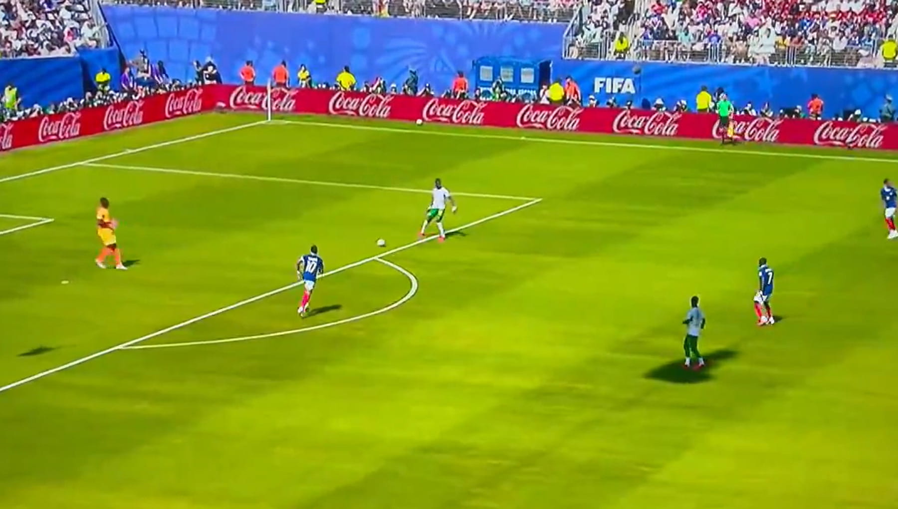si ripara dal sole vicino a una telecamera ma il calciatore 232 in mezzo al campo la gaffe in diretta rai da Repubblica.it si ripara dal sole vicino a una telecamera ma il calciatore 232 in mezzo al campo la gaffe in diretta rai