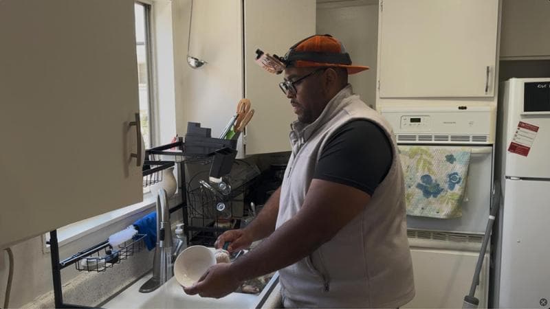 Darryll Udell impegnato nelle riprese di attività comunissime nella sua casa di Torrance, vicino a Los Angeles