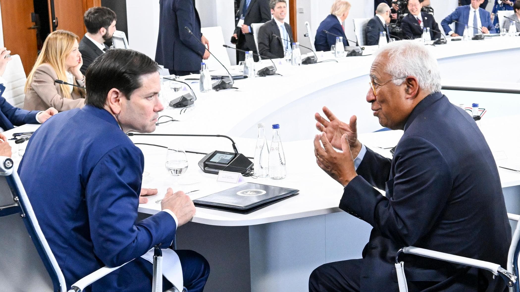 L’Europa parla con Mosca: “Ci sono stati contatti”. E spunta l’ipotesi di Costa inviato