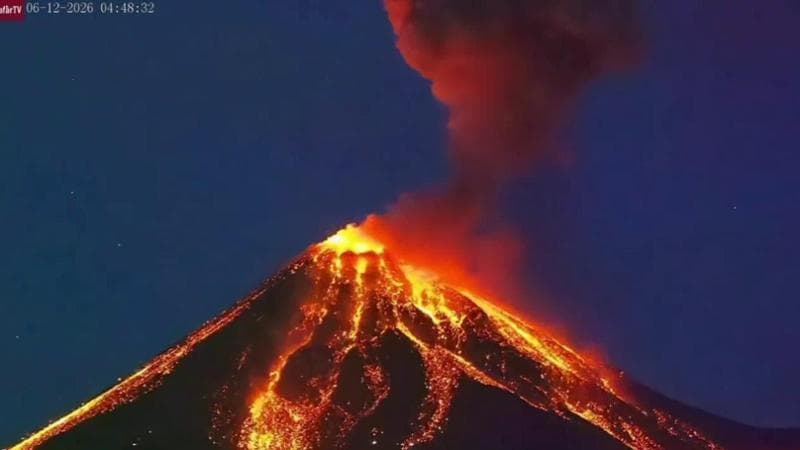 Lava e fuoco illuminano la notte: la spettacolare eruzione del vulcano Fuego