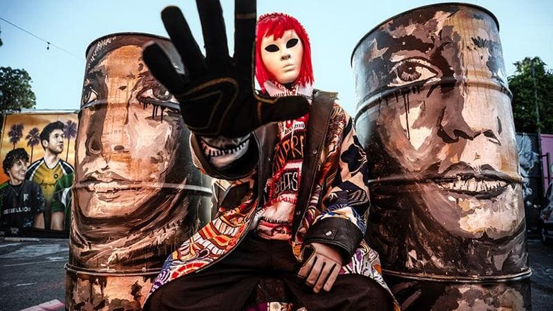 Street artist e attivista romana, Laika è diventata famosa per le opere dirette e irriverenti, realizzate di notte. La sua identità è un mistero protetto da maschera bianca e parrucca rossa (Team 1954)