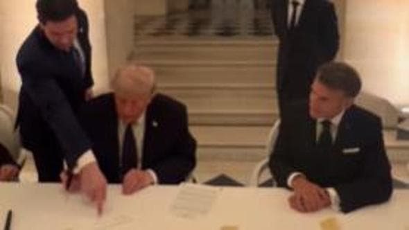 A Versailles Donald firma la copia cartacea del memorandum di pace con l'Iran: "Questa non è una cosa facile"