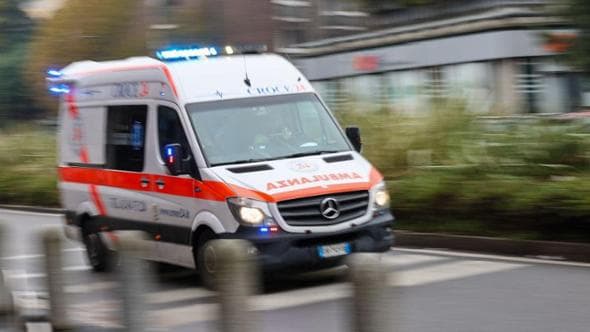 Bambina di 3 anni morta dopo essere stata travolta dalla madre in retromarcia