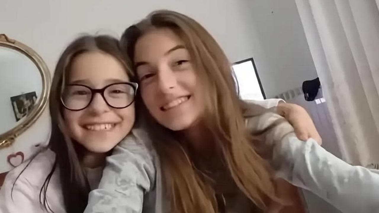 Sorelle scomparse, trovato un fermaglio su un sentiero: “È di Sarah”. Si indaga sui cellulari segreti