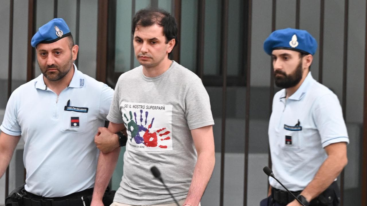 Uccise due donne, vigilante condannato all'ergastolo. In aula con la maglietta disegnata dai figli: “Sei il nostro superpapà”