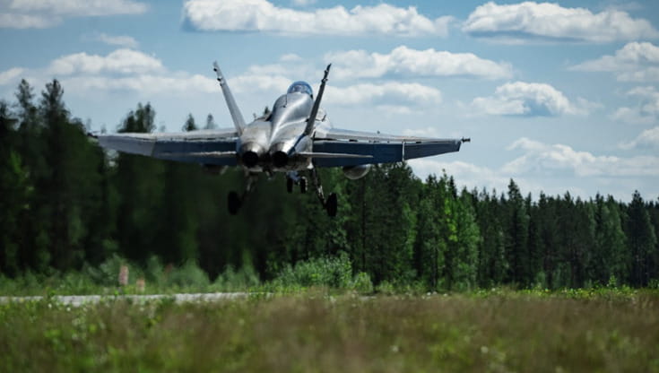 F18 finlandese decolla da un'autostrada