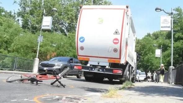 Muore a 11 anni investito da un camion dei rifiuti mentre è in bici con gli amici