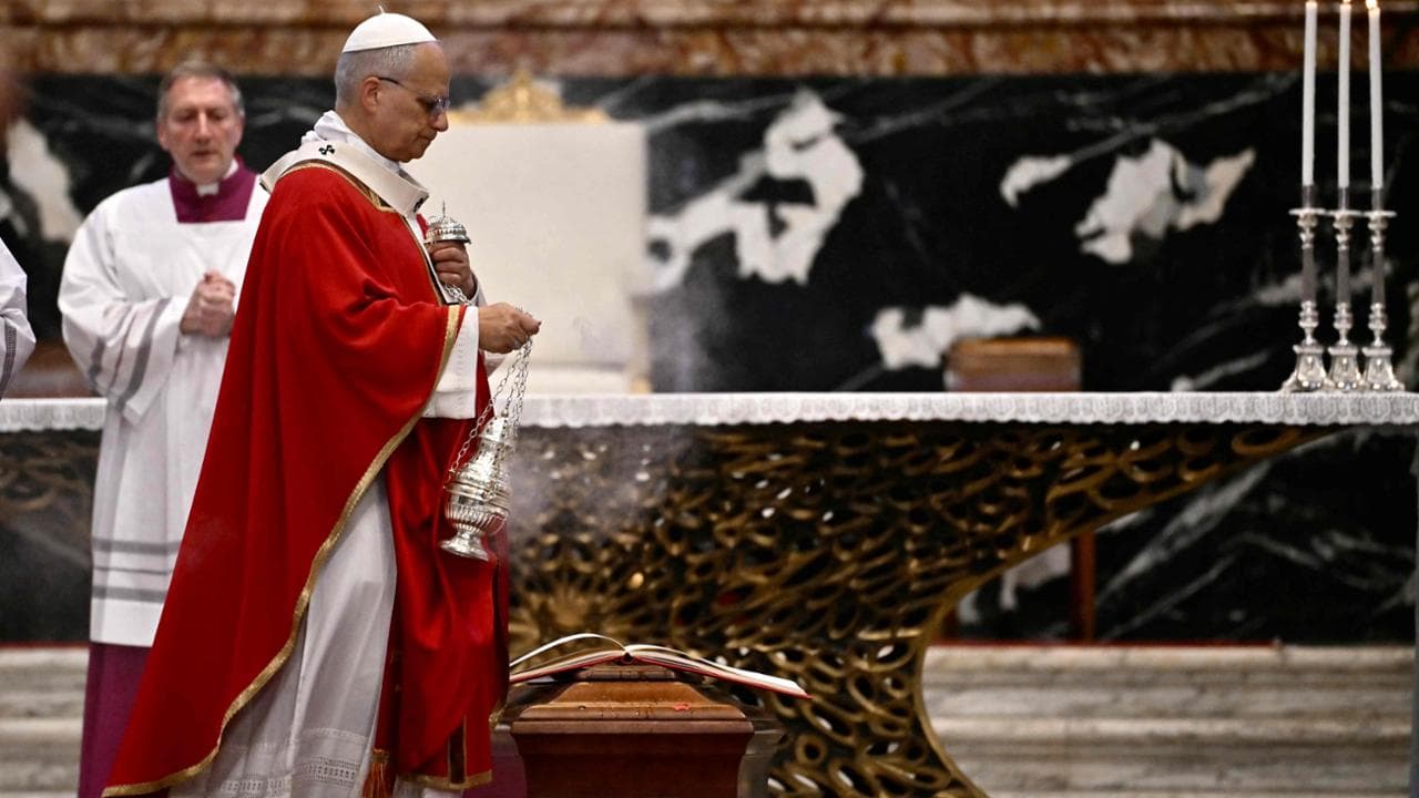 I funerali di Ruini a San Pietro. Il Papa: "La Chiesa gli deve moltissimo". Anche Prodi e Casini alle esequie
