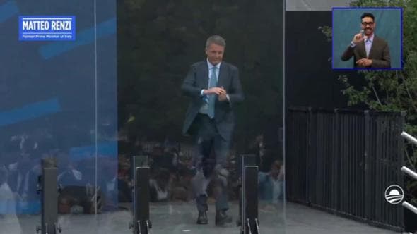 L'ex premier italiano Renzi alla cerimonia, l'ingresso dal palco