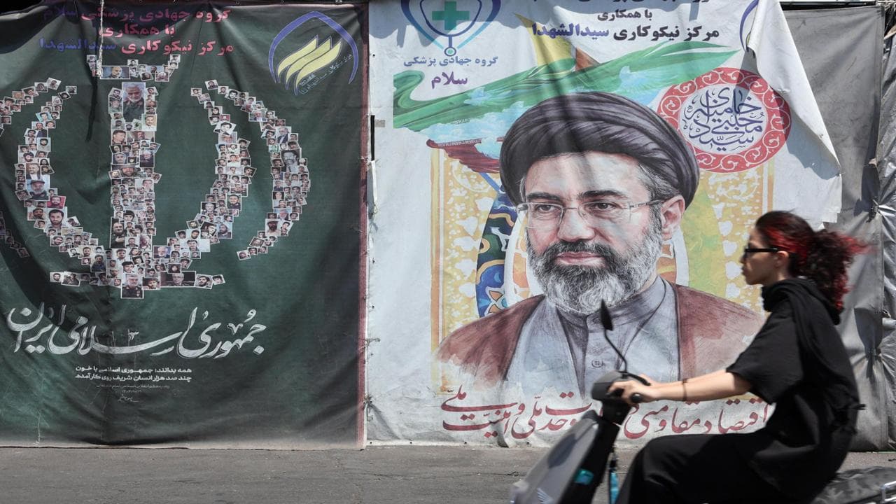 La diretta Accordo Usa-Iran siglato a distanza, annullata la cerimonia in Svizzera. Khamenei: “Ho dato il mio ok, Trump disperato”. Vance striglia Israele | I 14 punti