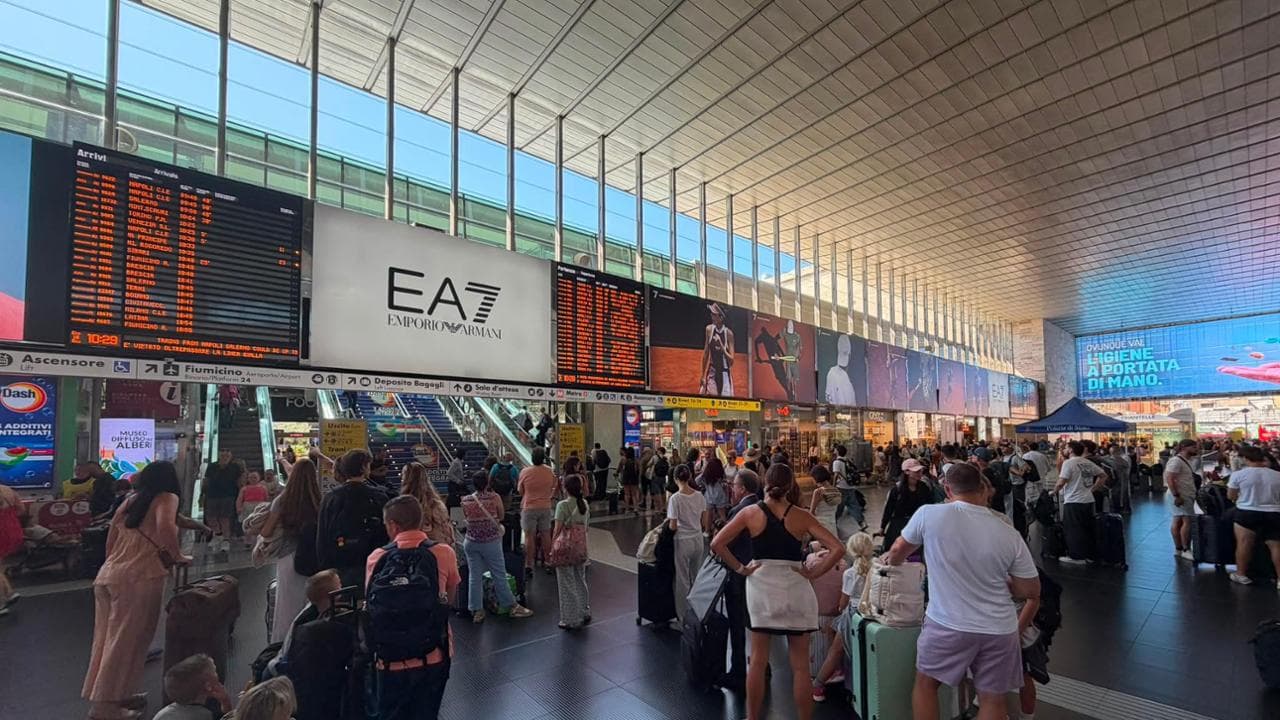 Caos treni, cavi tranciati e ritardi di 90 minuti. Attacco a Salvini: “Gestione fallimentare”