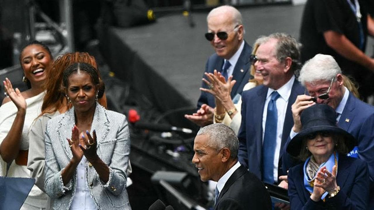 Obama inaugura la sua biblioteca a Chicago e invita Bush, Clinton e Biden. Parata di star dal Boss a Bono
