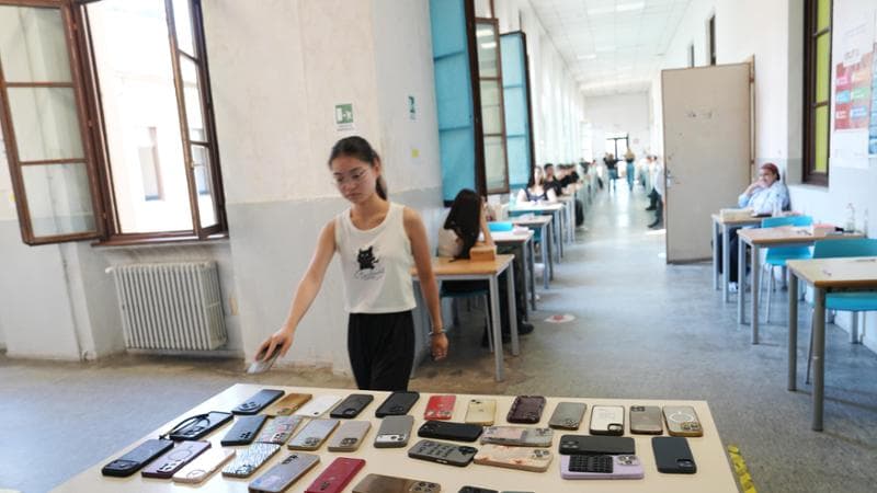 IPA85825064 - Milão, 18-06-2026, Alunos abandonam o ensino médio, exame. No primeiro dia no Instituto de Ensino Superior Bertarelli, Ferraris di Corso di Porta Romana, 110