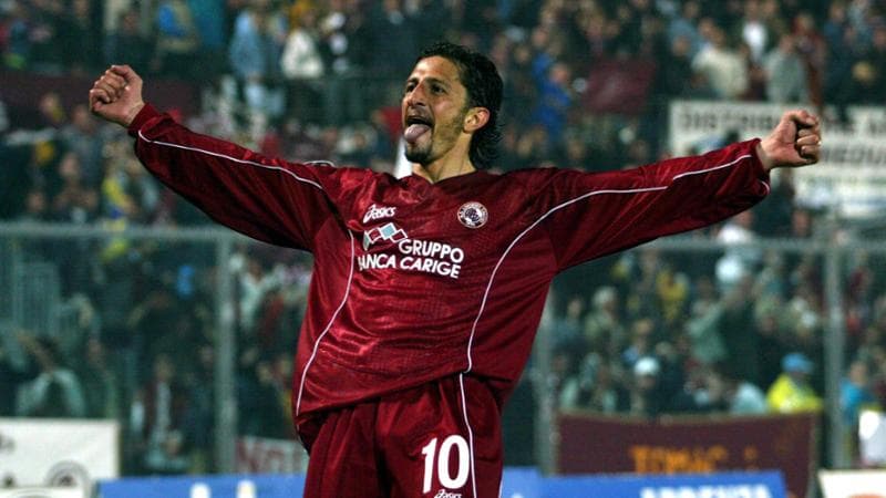 Protti esulta dopo un gol con il Livorno