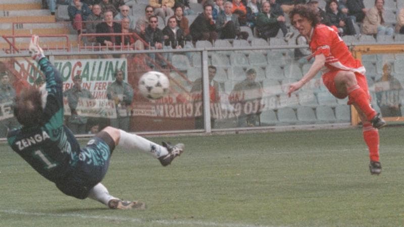 Protti al tiro durante Sampdoria-Bari del 1996