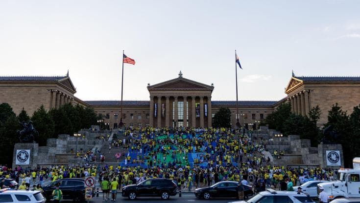 Tifosi del Brasile davanti all'entrata del Philadelphia Museum of Art