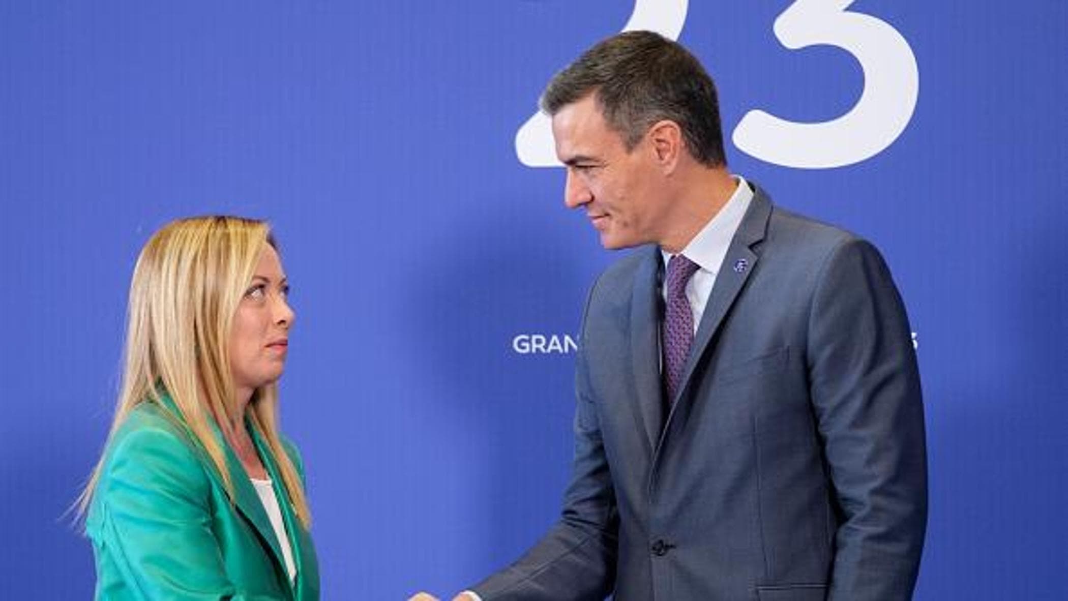 Migranti, scintille al consiglio europeo tra Meloni e Sanchez. Macron boccia gli hub per i rimpatri