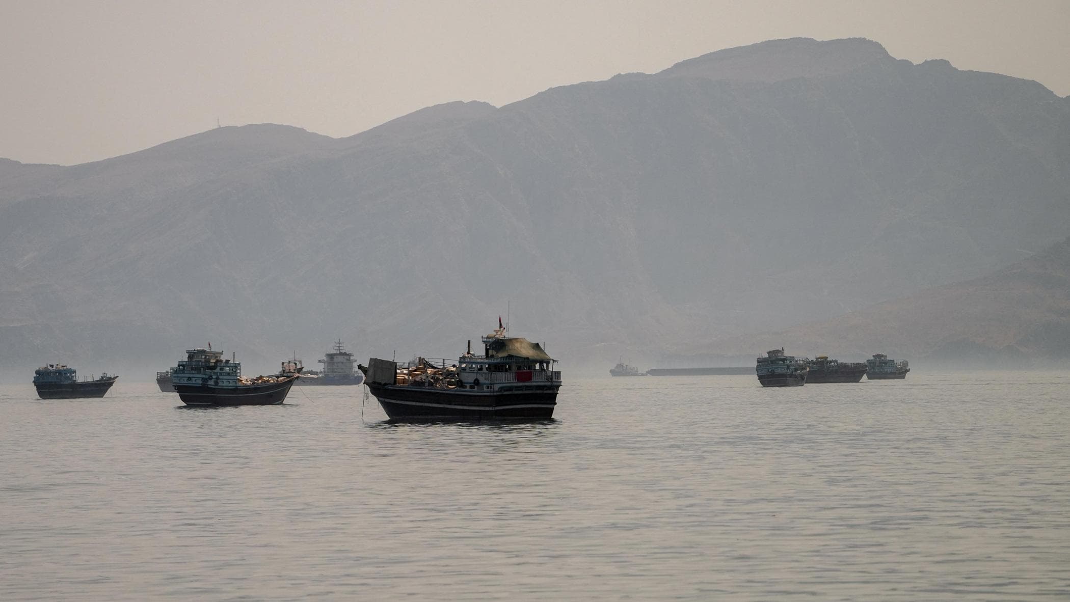 Hormuz, navi a singhiozzo e delfini: nello Stretto della discordia la pace non è arrivata