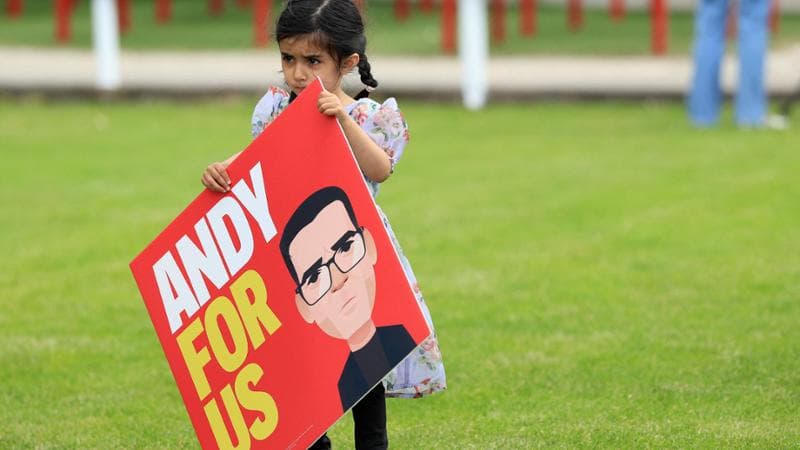 <p>Una bimba mostra&nbsp; il ritratto&nbsp; di Burnham con la scritta &ldquo;Andy per noi&rdquo; a Makerfield, dopo&nbsp; la vittoria&nbsp; alle suppletive dell&rsquo;ex sindaco di Manchester&nbsp;(Photo by Darren Staples / AFP)</p>
