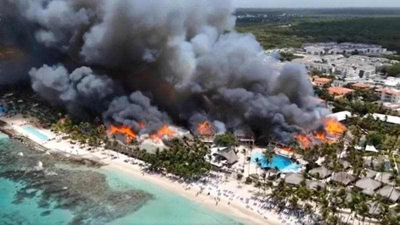 Santo Domingo, incendio distrugge resort: morta in spiaggia un’italiana. “Investita da un’ondata di fumo”