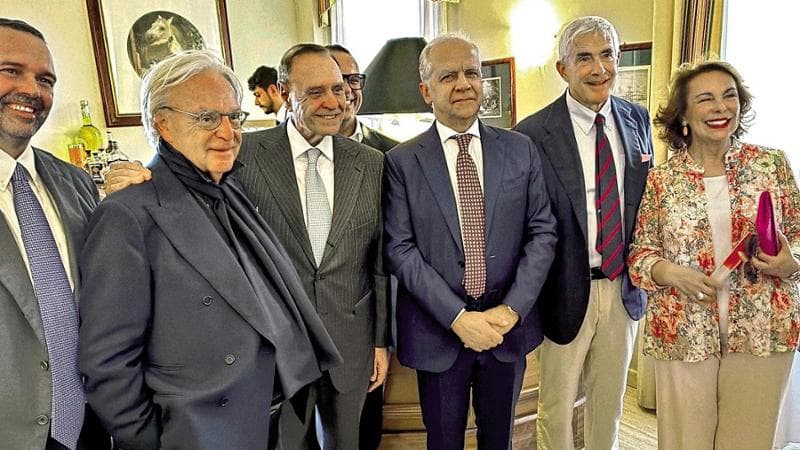 Da sinistra: il figlio di Mastella Pellegrino, Diego Della Valle, Clemente Mastella, Matteo Piantedosi, Pier Ferdinando Casini
e la moglie di Mastella, Sandra Lonardo
