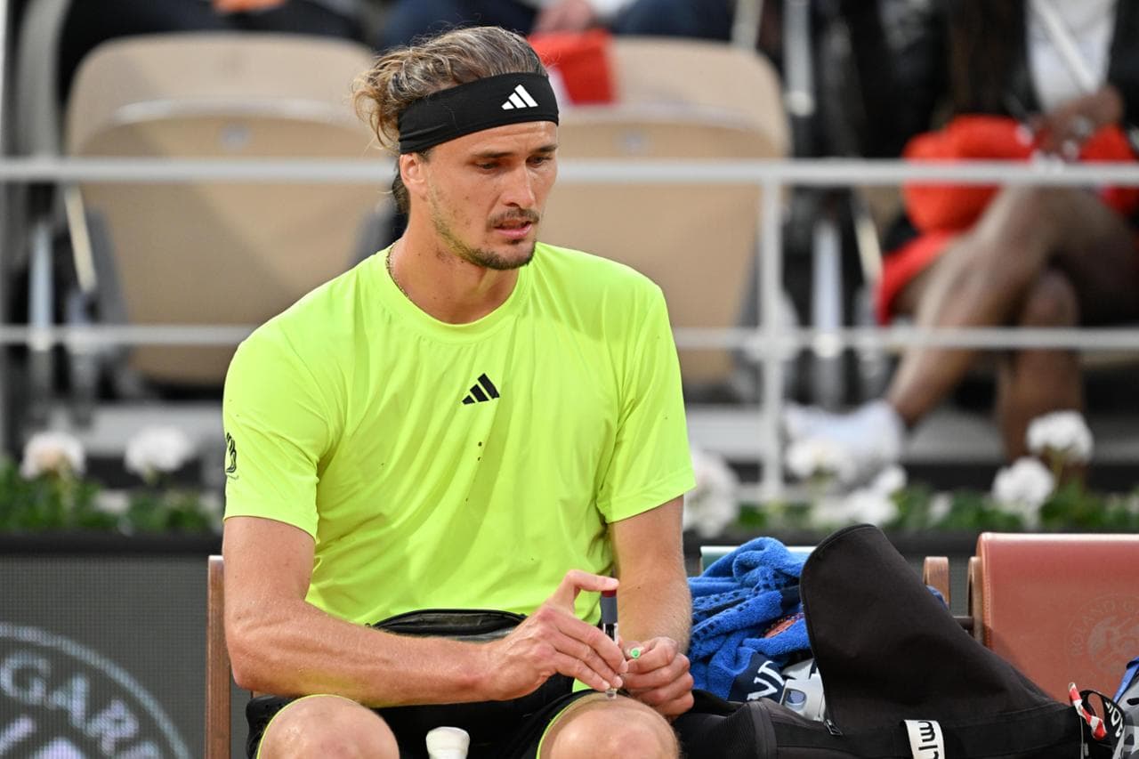 Zverev mentre si fa un'iniezione di insulina