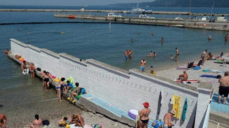 Trieste, coppia di turisti invade il lido Pedocin: “Il muro tra uomini e donne è da Medioevo”