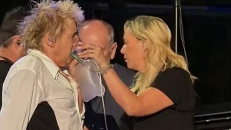 Rod Stewart si sente male sul palco, soccorso con l’ossigeno: “Lo show deve proseguire”