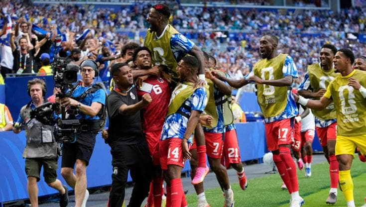 La festa dei giocatori di Capo Verde dopo il gol di Pina