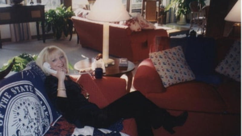 Anteprima: Il mistero della donna bionda nella foto pubblicata da Trump