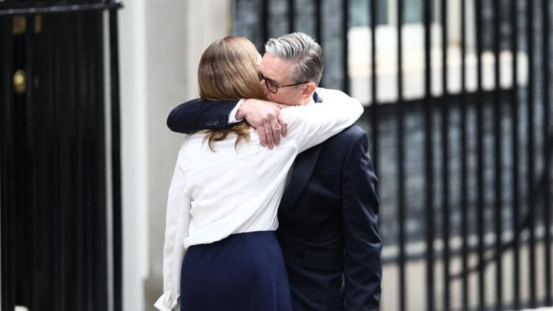 Starmer commosso annuncia le dimissioni e lascia Downing Street