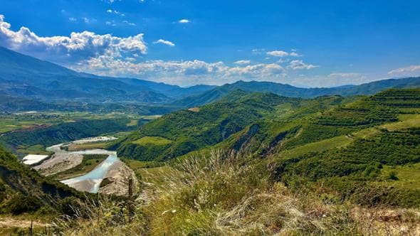 Da Tirana a Berat: l’Albania oltre Adriatico e Ionio tra bunker, vigneti e antiche sette