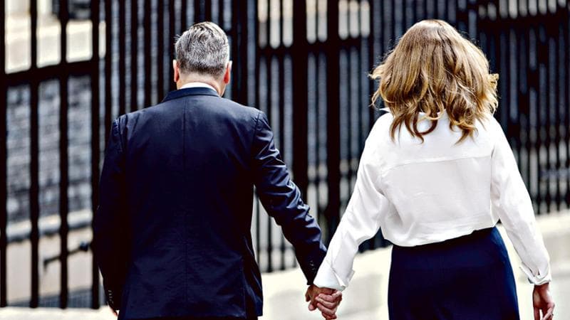 Copertina: Starmer, dal trionfo alla disfatta: un premier per bene ma senza stoffa politica