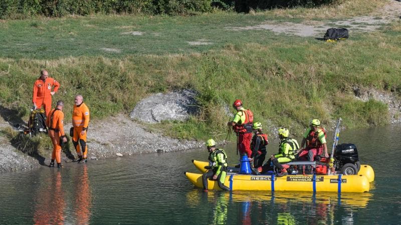 Anteprima: Udine, un tesoro nel torrente: trovata una cassaforte piena di gioielli e orologi