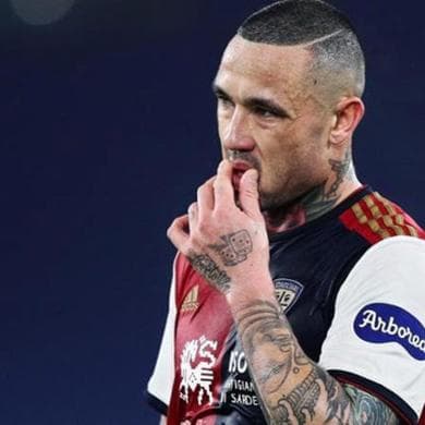Attraversa con il semaforo rosso privo di patente: l'ennesima imprudenza di Nainggolan, che sembra attrarre costantemente problemi.1
