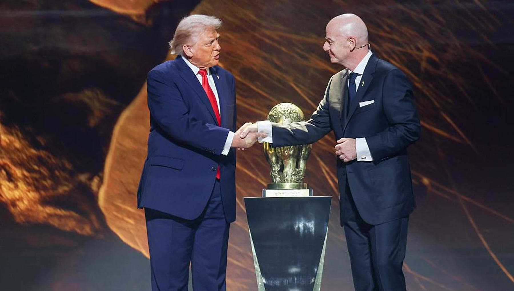 “Trump consegnerà la coppa nella finale dei Mondiali”: l’annuncio di Infantino