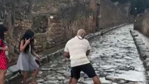 Bomba d'acqua a Pompei, fiume di pioggia negli scavi: tornano in uso le antiche strisce pedonali