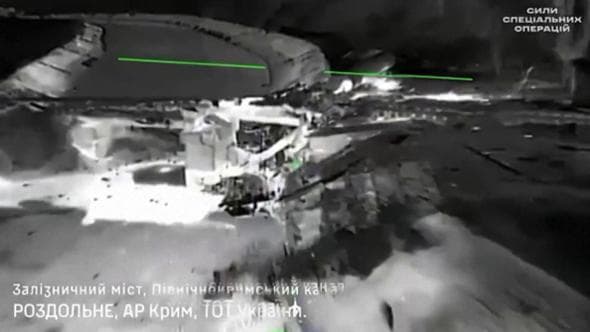 Crimea, l'attacco ucraino al ponte ferroviario: le immagini dai droni sembrano un videogioco