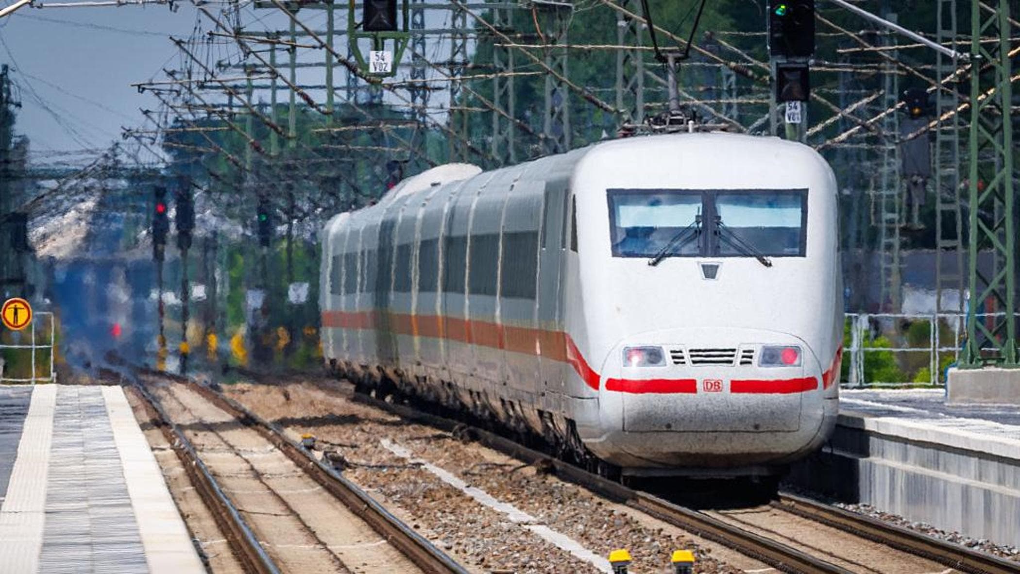 Almanya'da tren trafiği tamamen durdu: 'İletim sistemi çöktü'