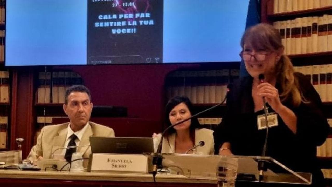 Umiliò un alunno trans in classe e ora parla sul palco di Vannacci: chi è la prof Alba Sannino