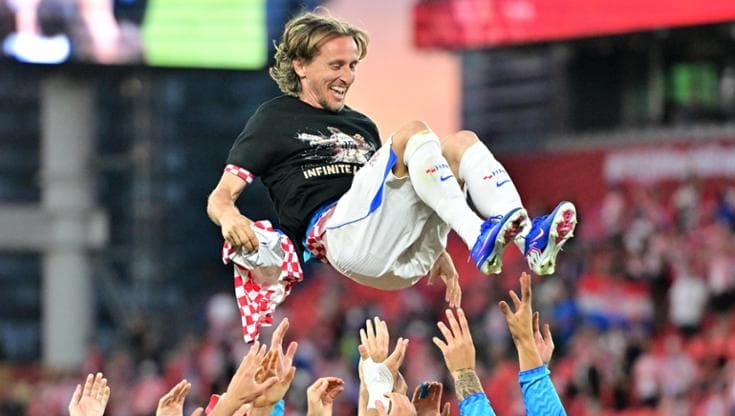 Modric portato in trionfo dai compagni per le 200 partite con la Croazia