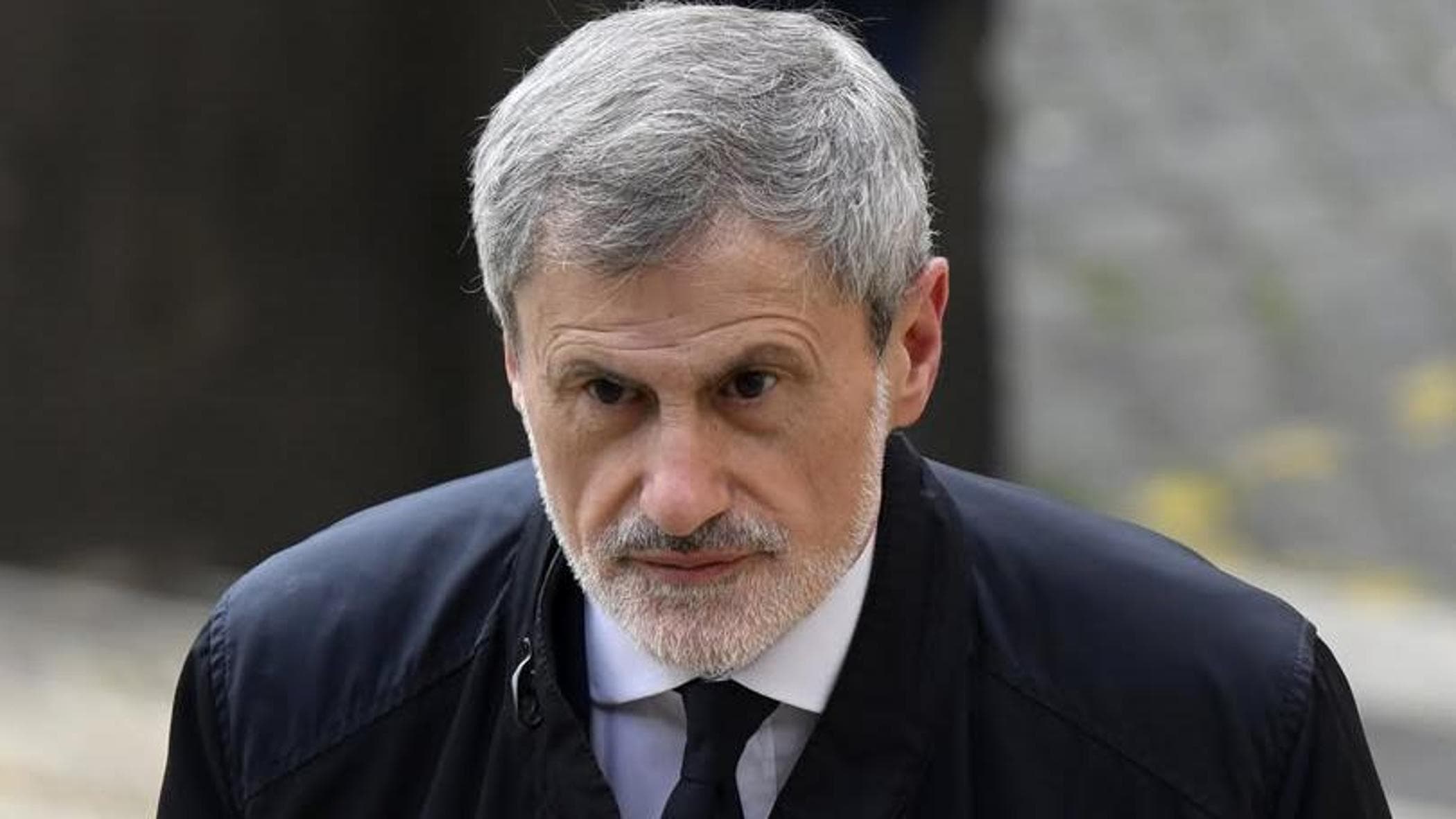 Alemanno, i servizi sociali dopo la condanna per traffico d’influenze e l’arresto a Capodanno