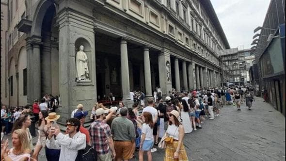 Aria condizionata in tilt agli Uffizi: ingressi contingentati e code sotto al sole | Il video
