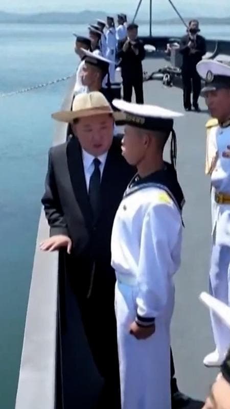 Kim jong-un inaugura la nave da guerra per i missili nucleari e si presenta con un cappello insolito