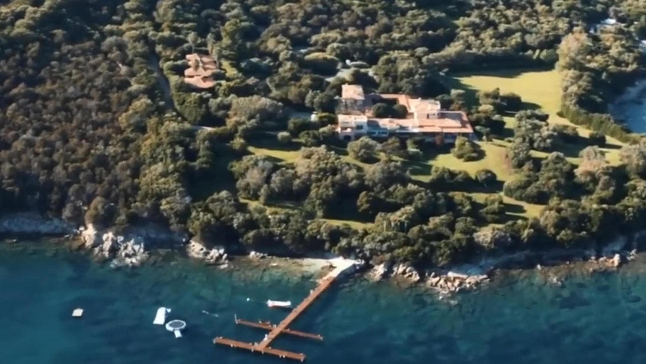 il vulcano artificiale la pista di autoscontro e il cono del presidente la fiaba di villa certosa da Repubblica.it il vulcano artificiale la pista di autoscontro e il cono del presidente la fiaba di villa certosa