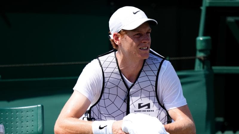Sinner a Wimbledon con il giubbotto refrigerante