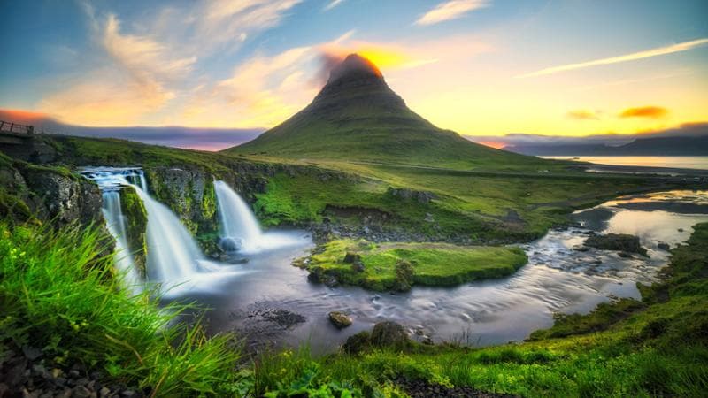 Penisola di Snaefellsnes, Islanda. Kirkjufell, monte e cascata