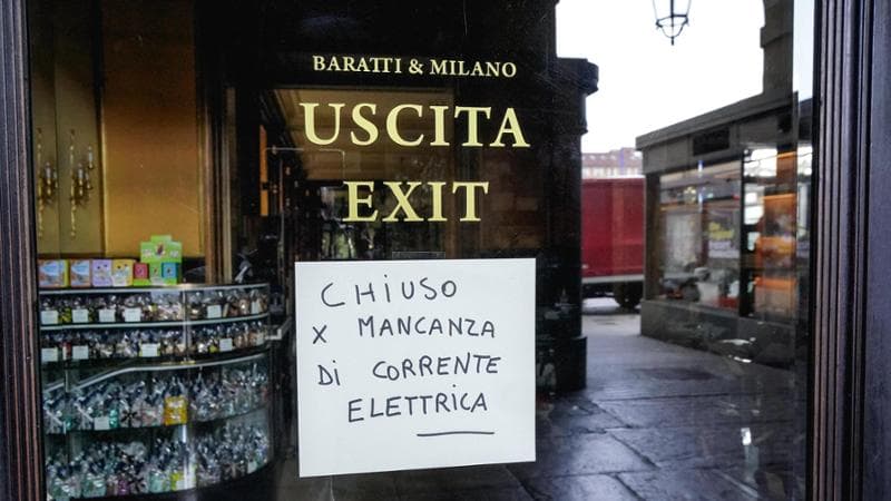 Anteprima: Troppi condizionatori accesi i blackout spengono l’Italia. “Siamo tornati alle candele”
