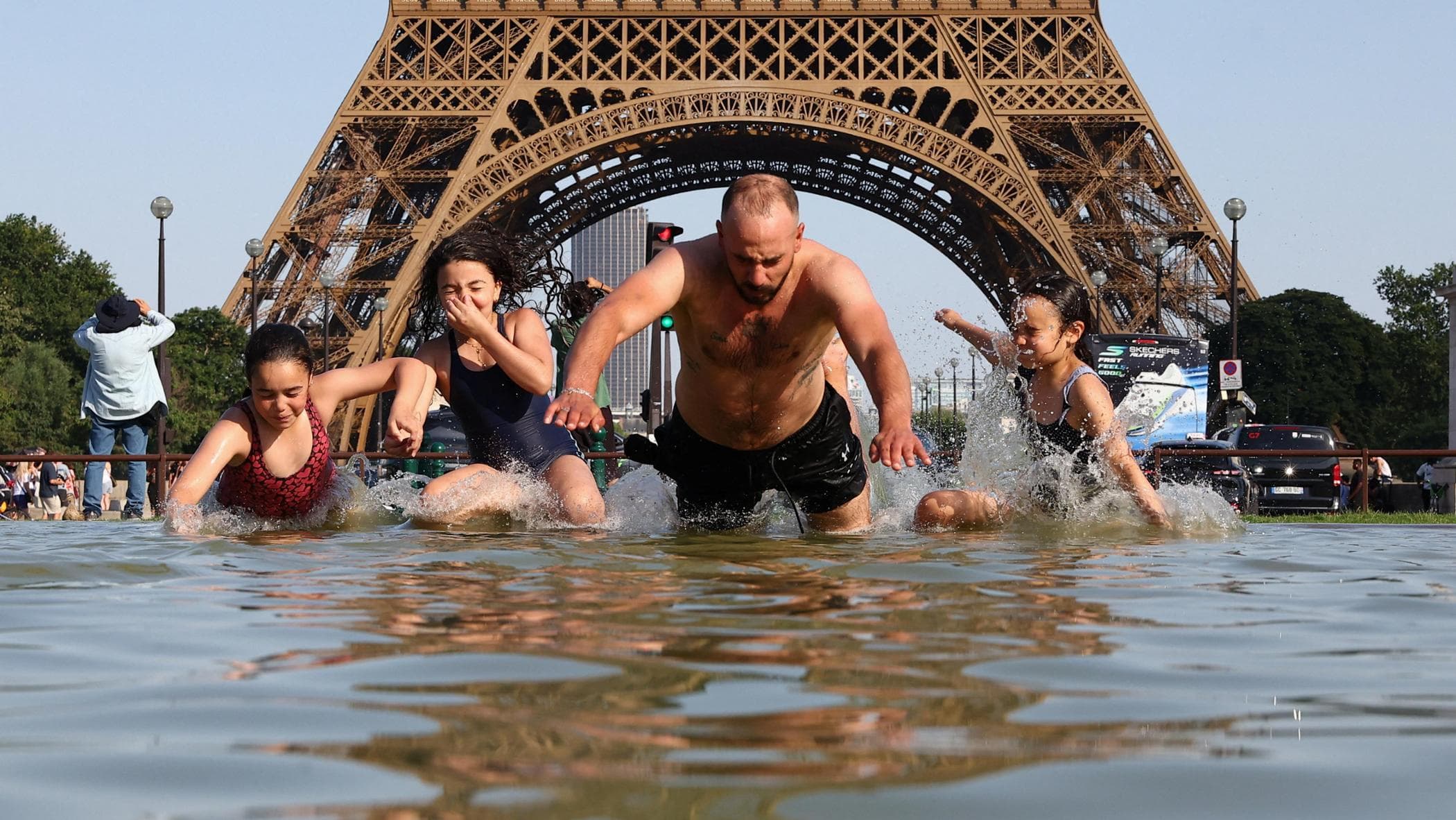 Paris hiç bu kadar sıcak olmamıştı, kanallara ve havuzlara akın. Yine boğulanlar var: katliam